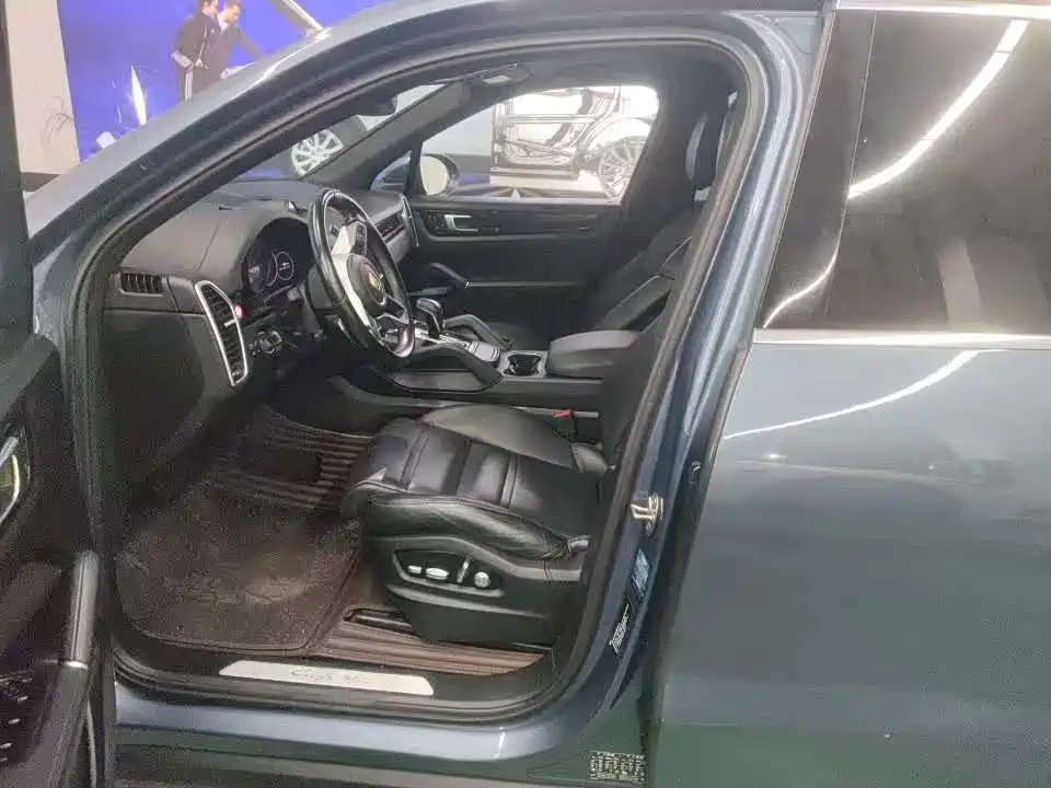 Porsche Cayenne — миниатюра 5