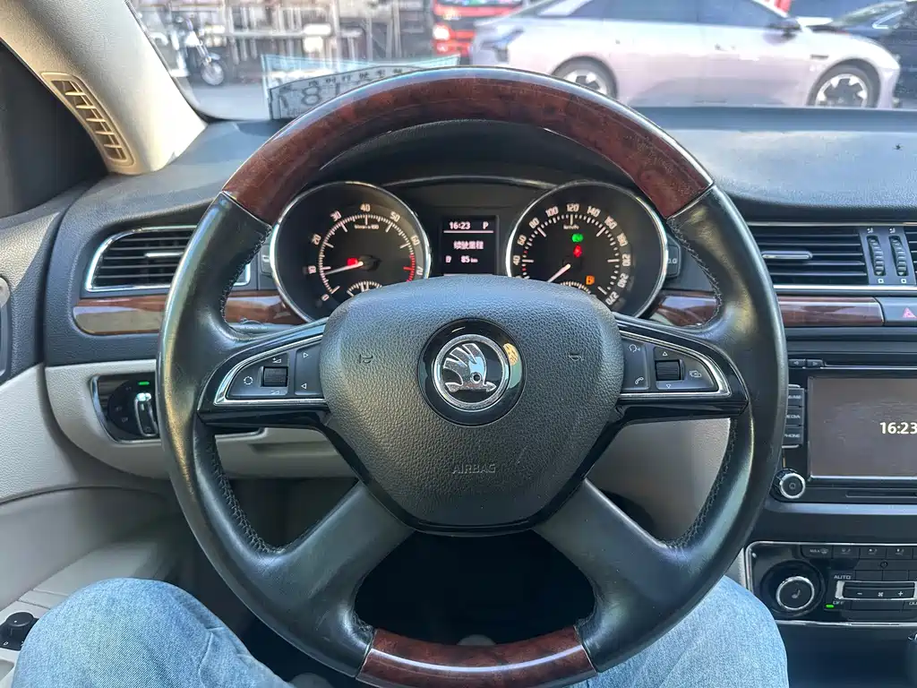 Skoda Superb — миниатюра 21