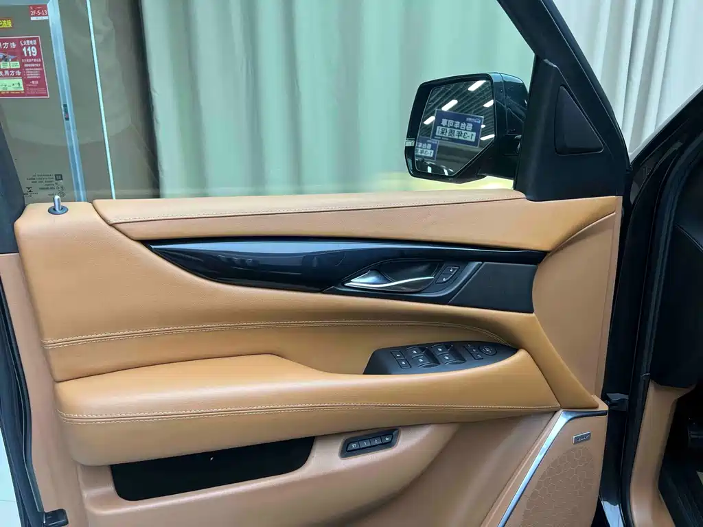 Cadillac Escalade — миниатюра 3