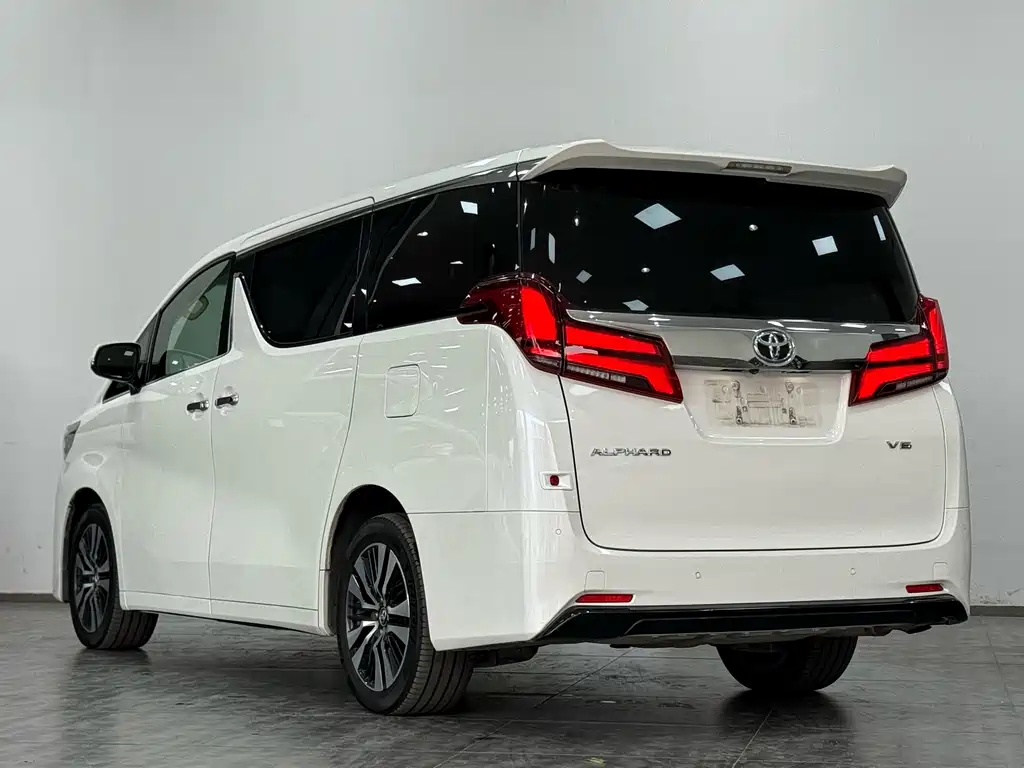 Toyota Alphard — миниатюра 7