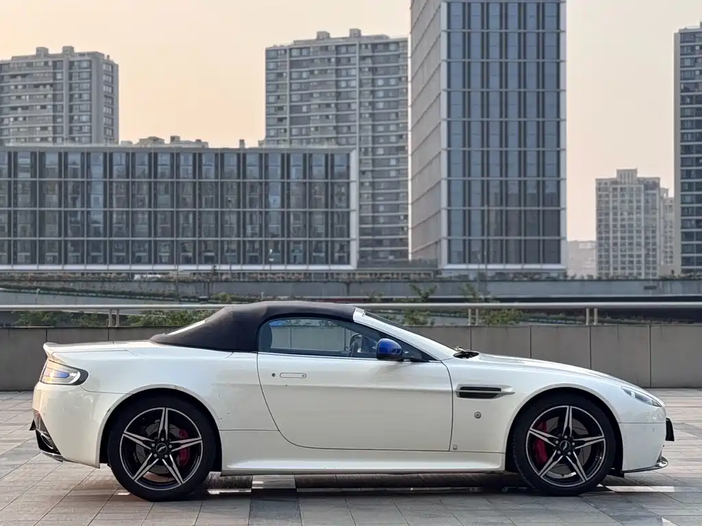 ASTON MARTIN V8 VANTAGE