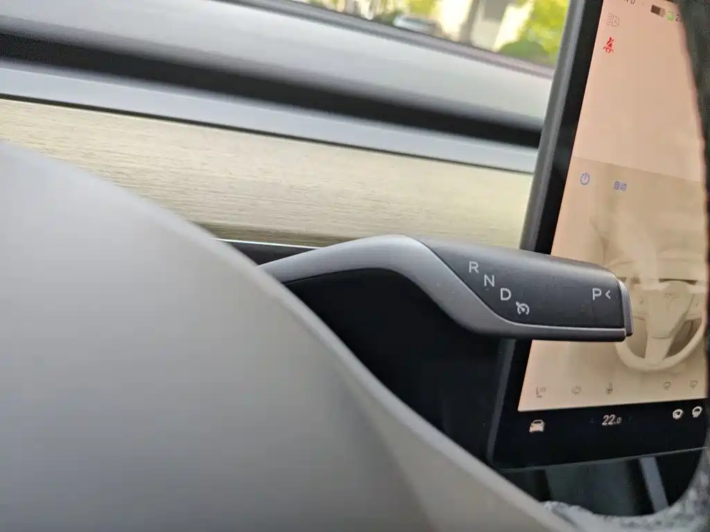 Tesla Model Y — миниатюра 15