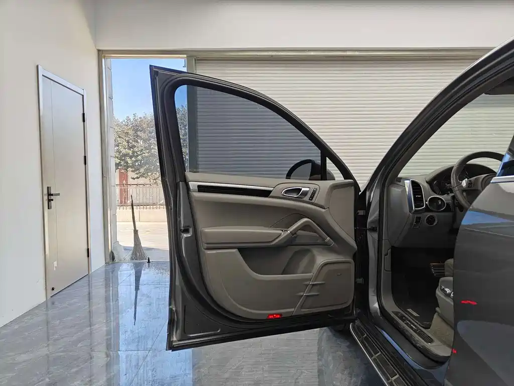 Porsche Cayenne — миниатюра 8