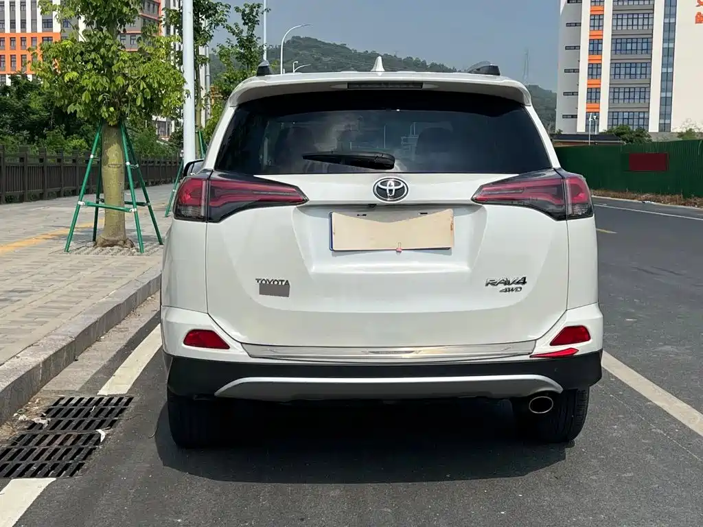 Toyota RAV4 — миниатюра 5