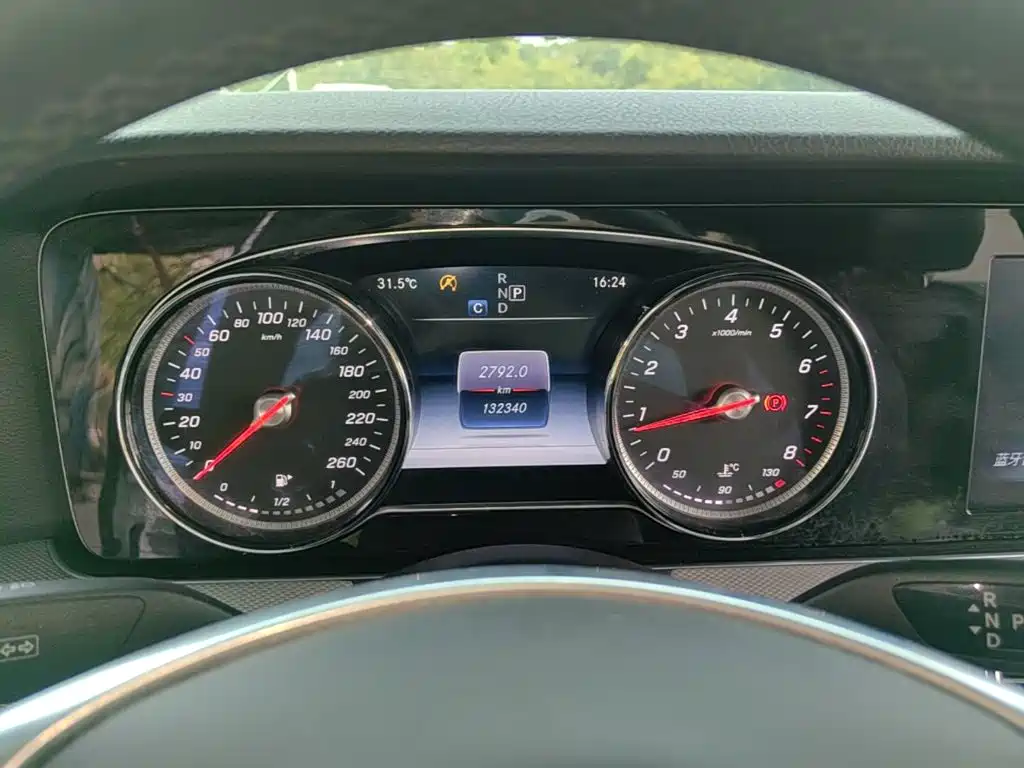 Mercedes-Benz E-Class — миниатюра 12