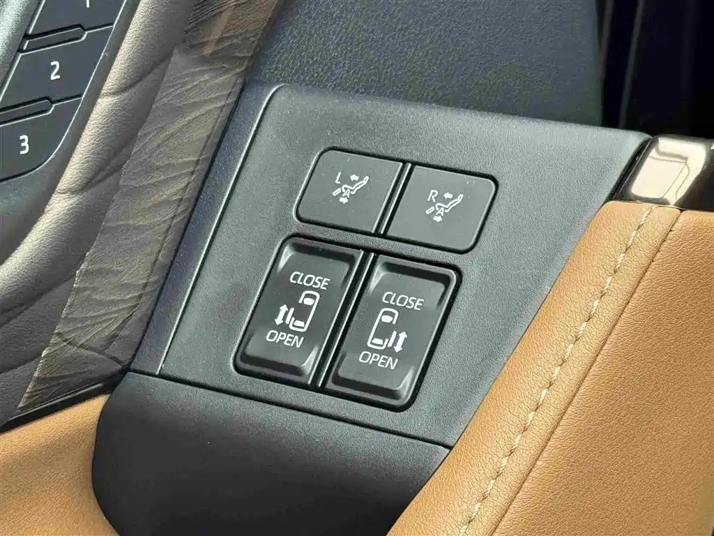 Toyota Alphard — миниатюра 17