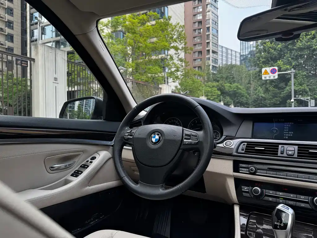 BMW 5 Series — миниатюра 11