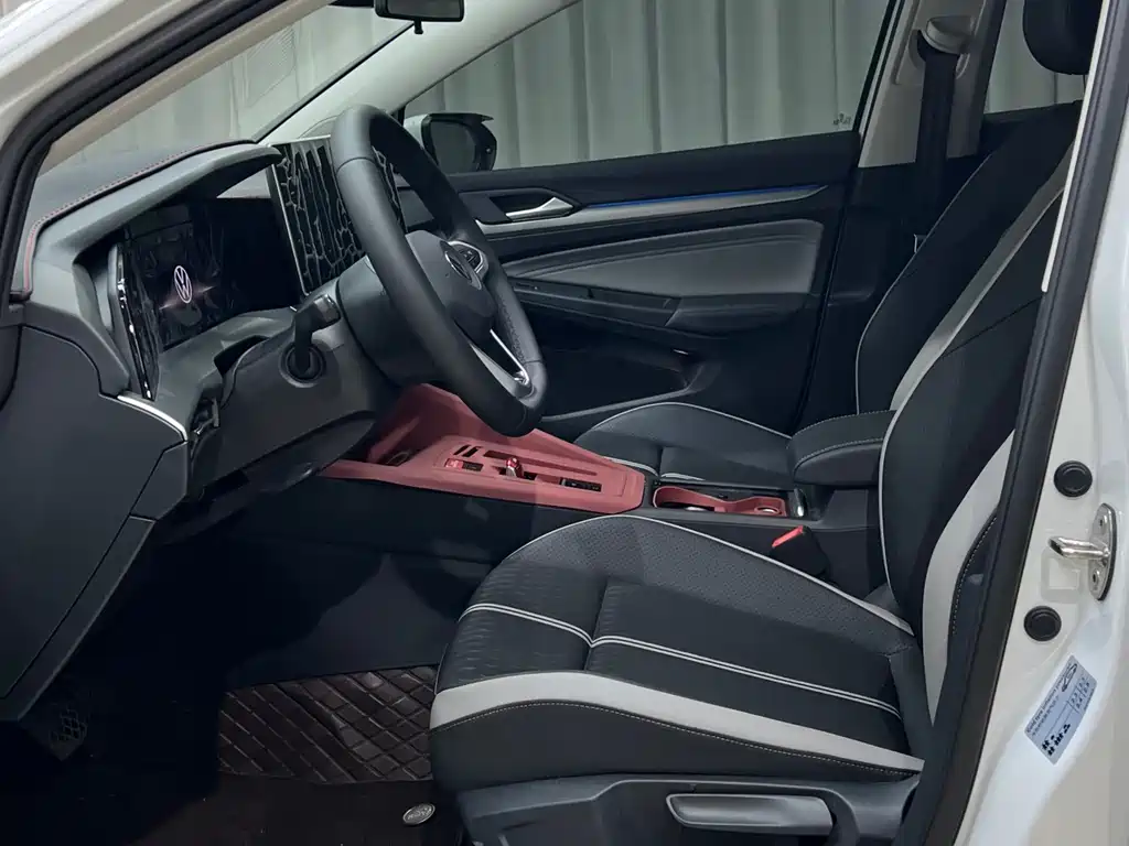 Volkswagen Golf 2025 300TSI Pro