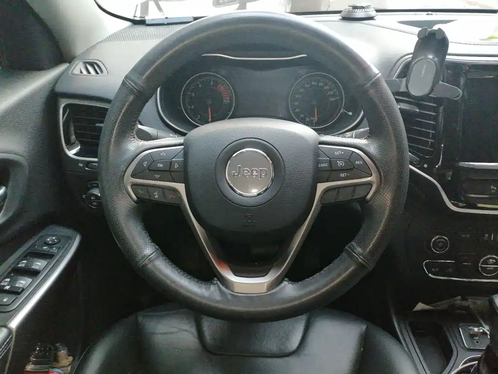 Jeep Cherokee — миниатюра 6