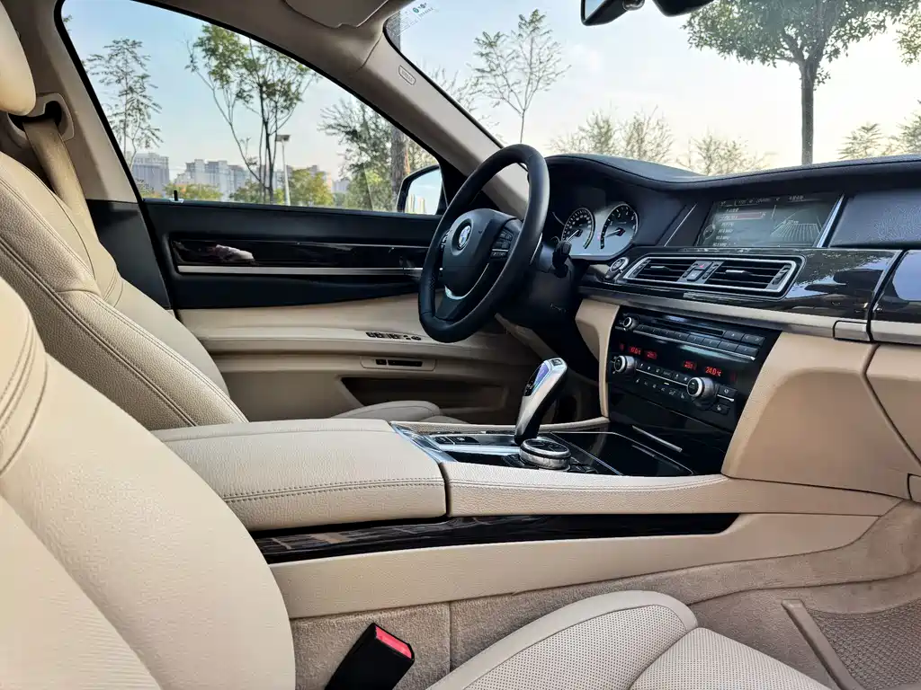 BMW 7 Series — миниатюра 34
