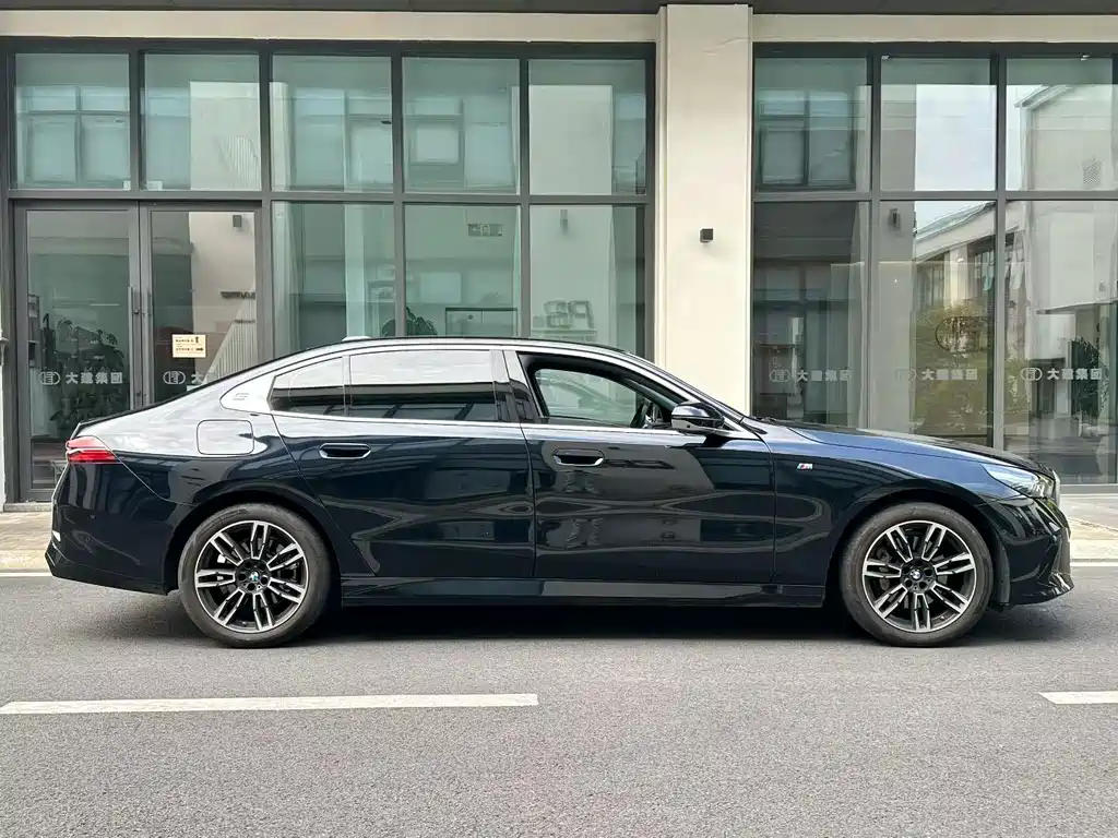 BMW 5 Series — миниатюра 8