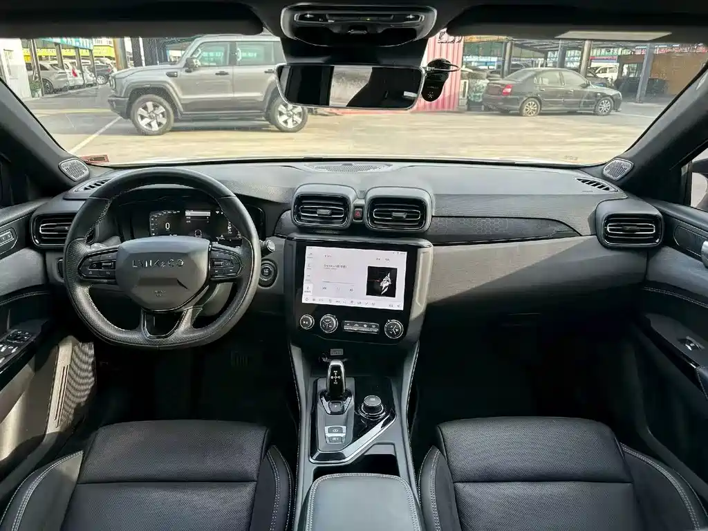 Lynk & Co 02 Hatchback — миниатюра 5