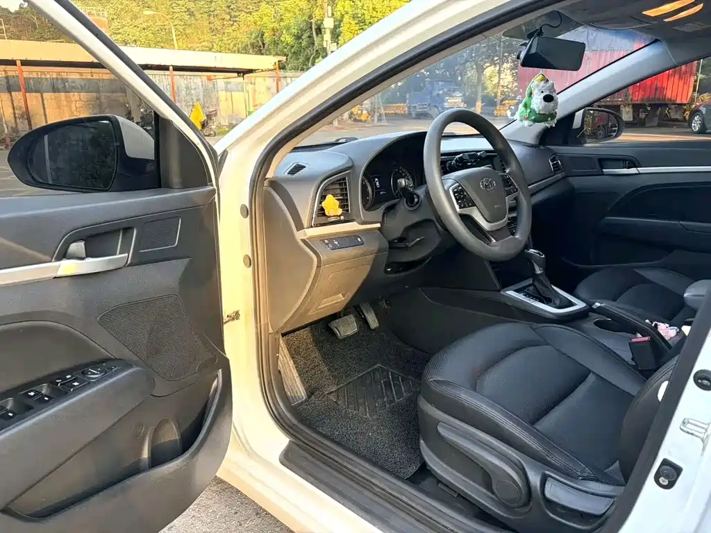 Hyundai Elantra — миниатюра 5