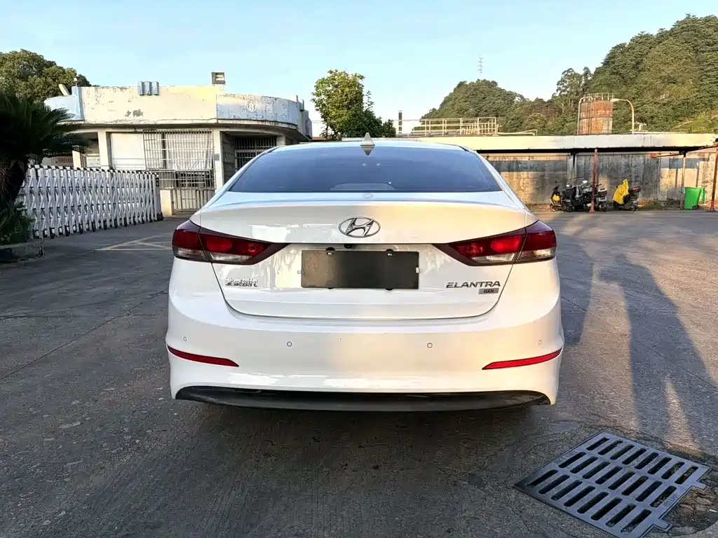 Hyundai Elantra — миниатюра 9