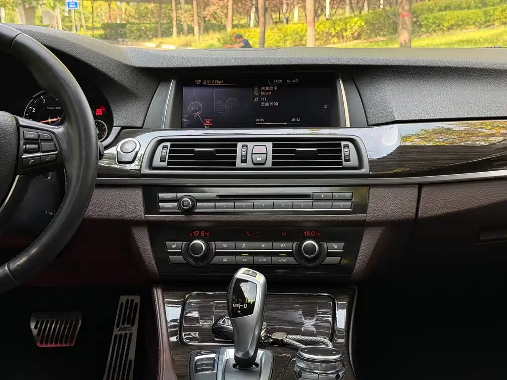 BMW 5 Series — миниатюра 25