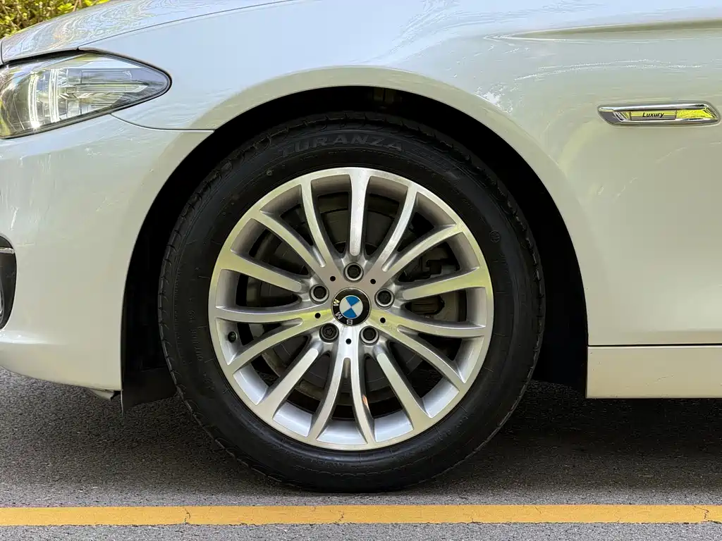 BMW 5 Series — миниатюра 7