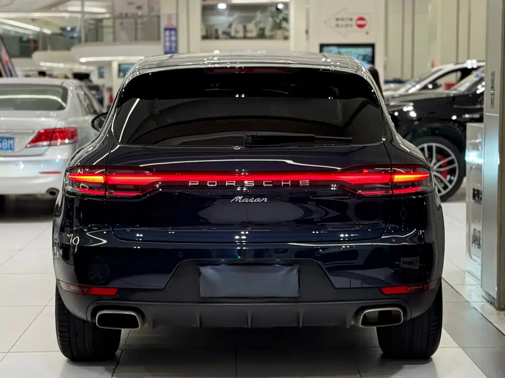 PORSCHE MACAN