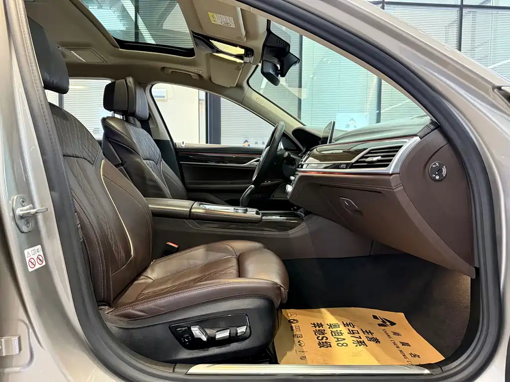 BMW 7 Series — миниатюра 8
