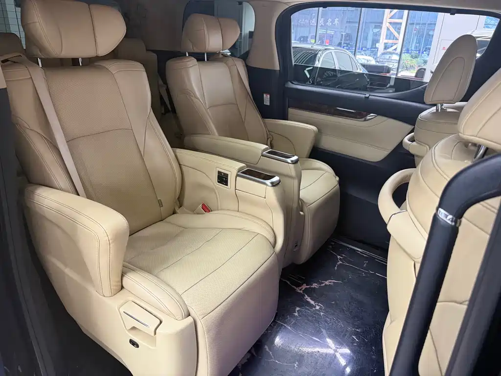 Toyota Alphard — миниатюра 7