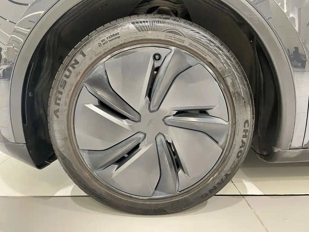 Tesla Model Y — миниатюра 16
