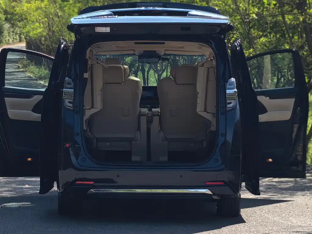Toyota Vellfire — миниатюра 7