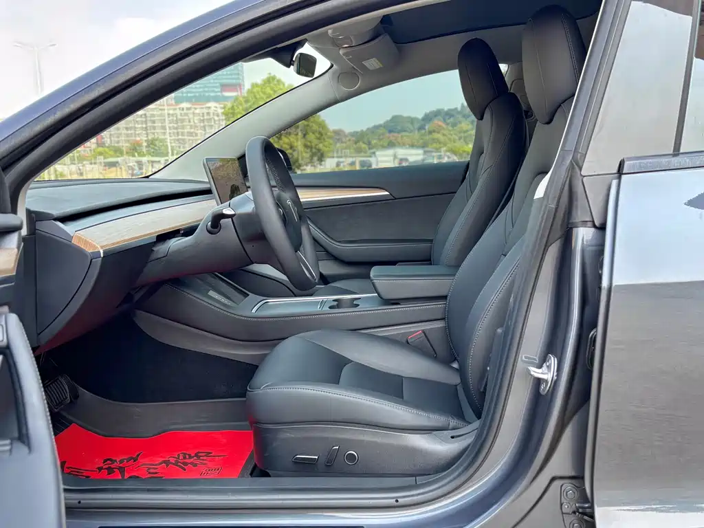 Tesla Model 3 — миниатюра 10