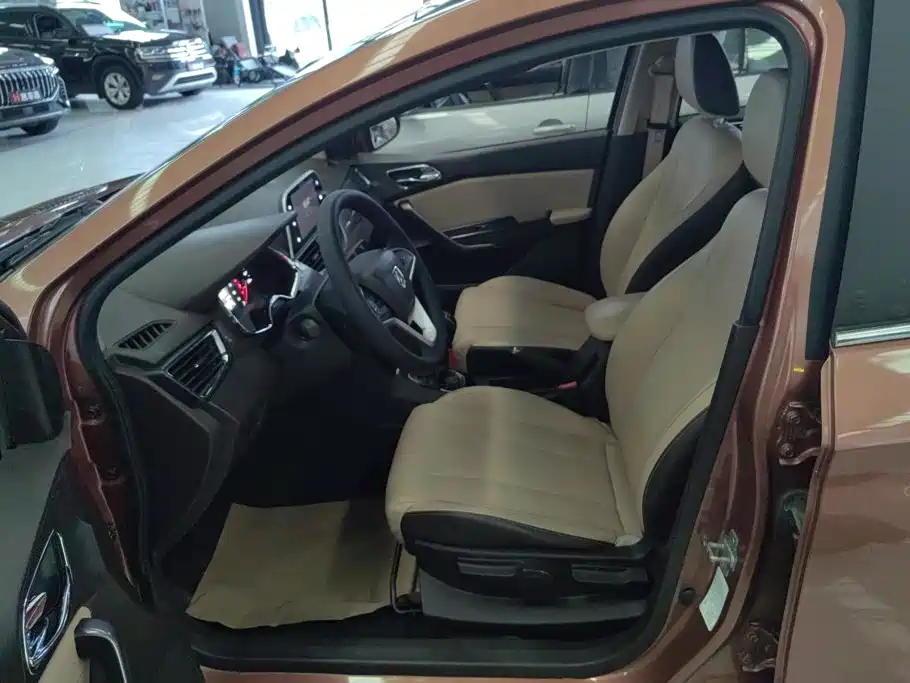 Baojun 310W — миниатюра 9