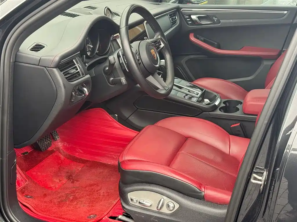 PORSCHE MACAN