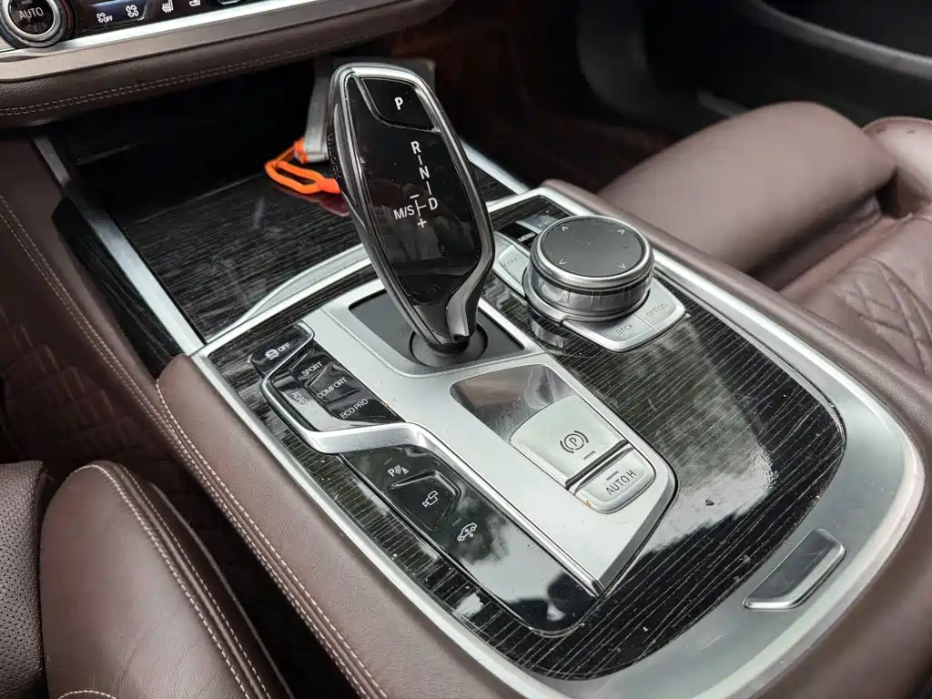 BMW 7 Series — миниатюра 9