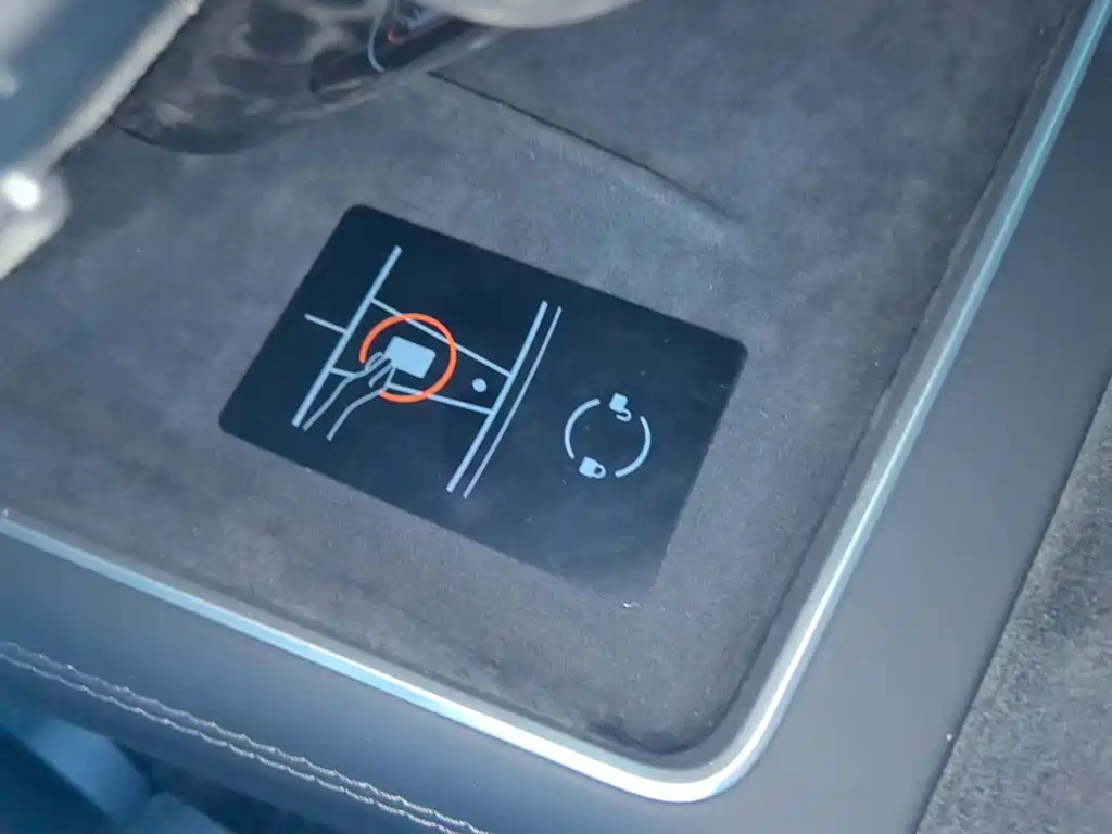Tesla Model Y — миниатюра 9