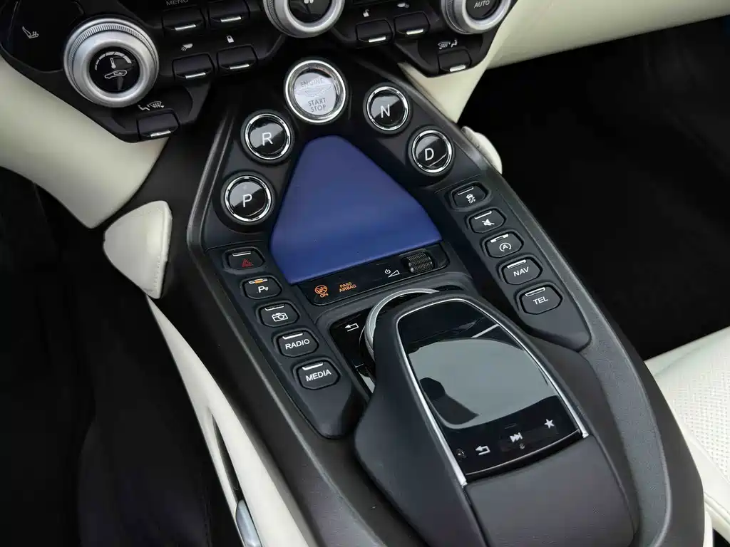 Aston Martin V8 Vantage — миниатюра 22