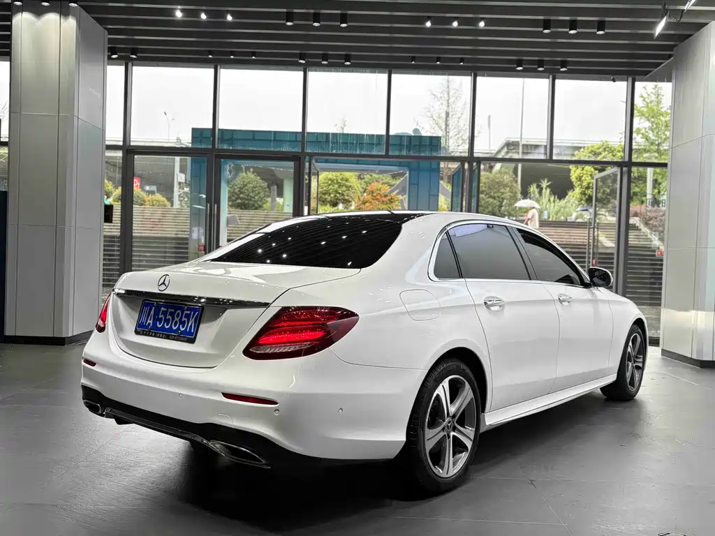 Mercedes-Benz E-Class — миниатюра 6
