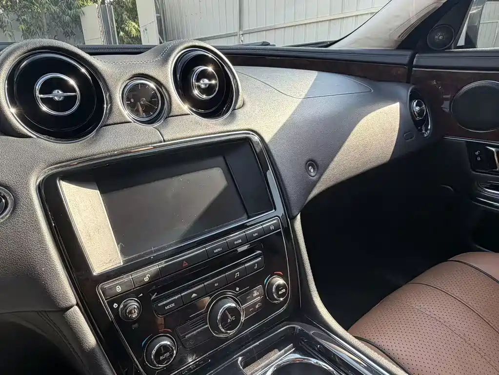 Jaguar XJ — миниатюра 13