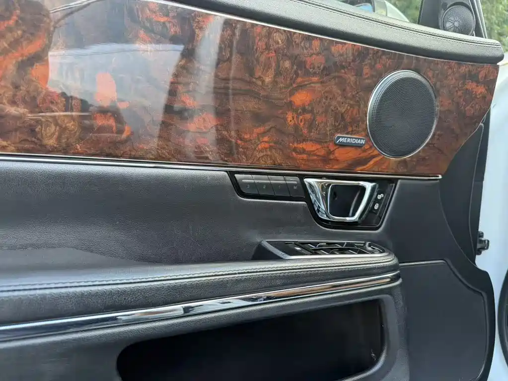Jaguar XJ — миниатюра 15