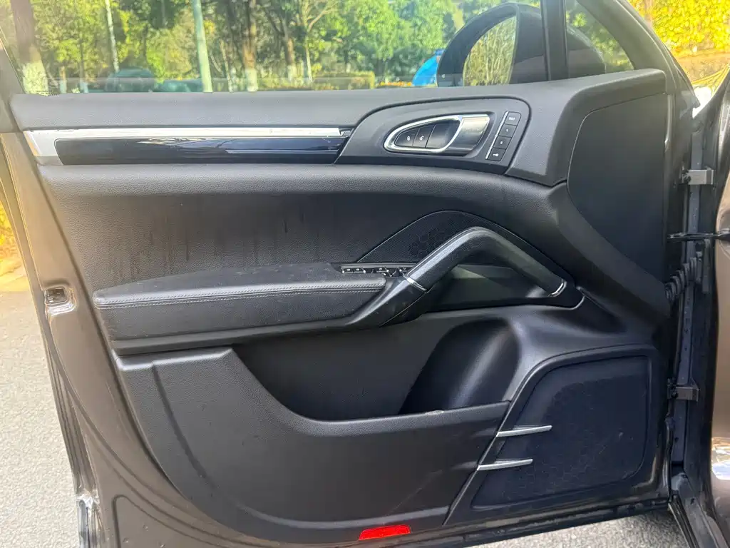 Porsche Cayenne — миниатюра 5