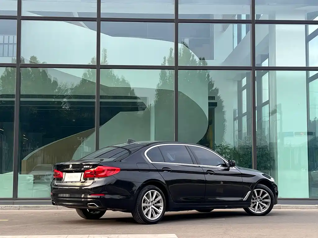 BMW 5 Series — миниатюра 7