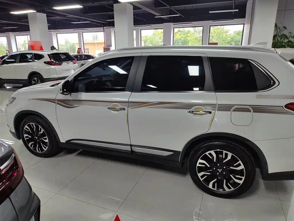 MITSUBISHI OUTLANDER