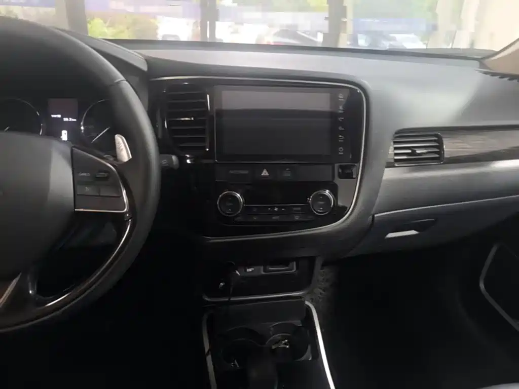 Mitsubishi Outlander — миниатюра 13