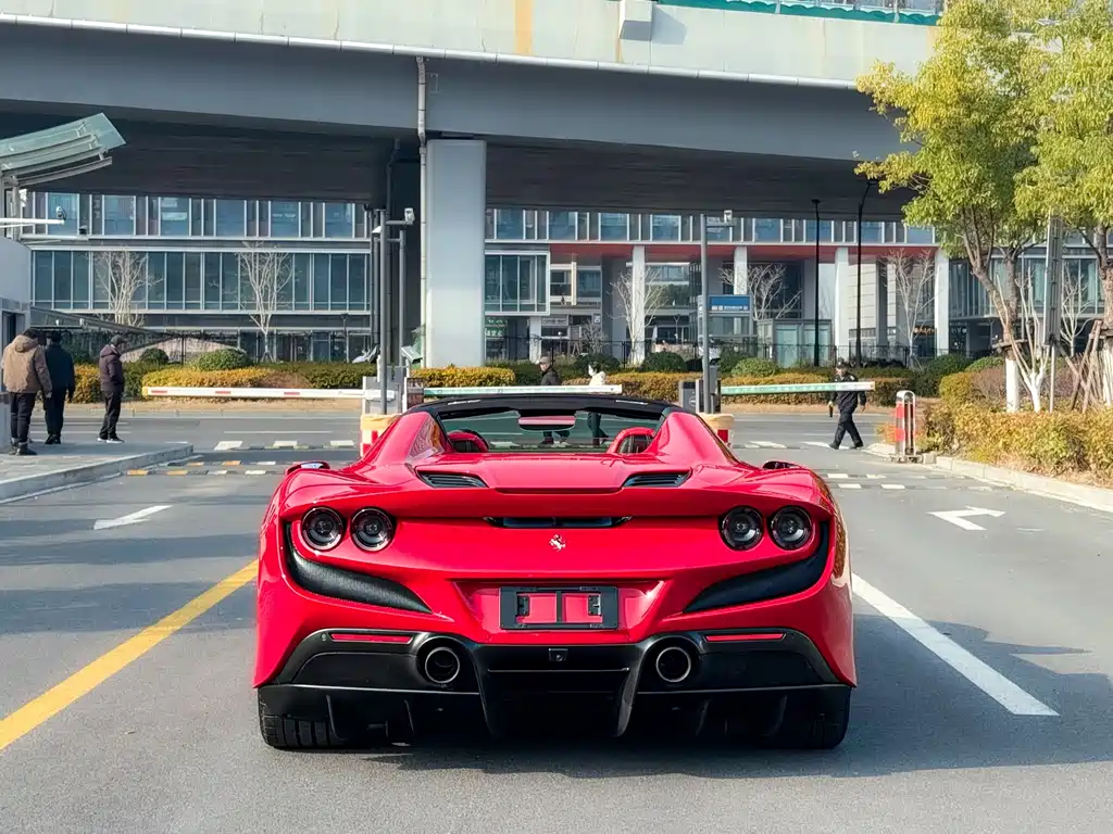 FERRARI F8