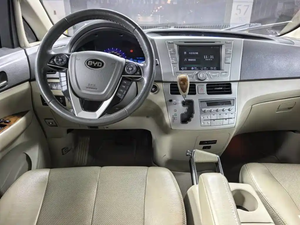 BYD M6 — миниатюра 5