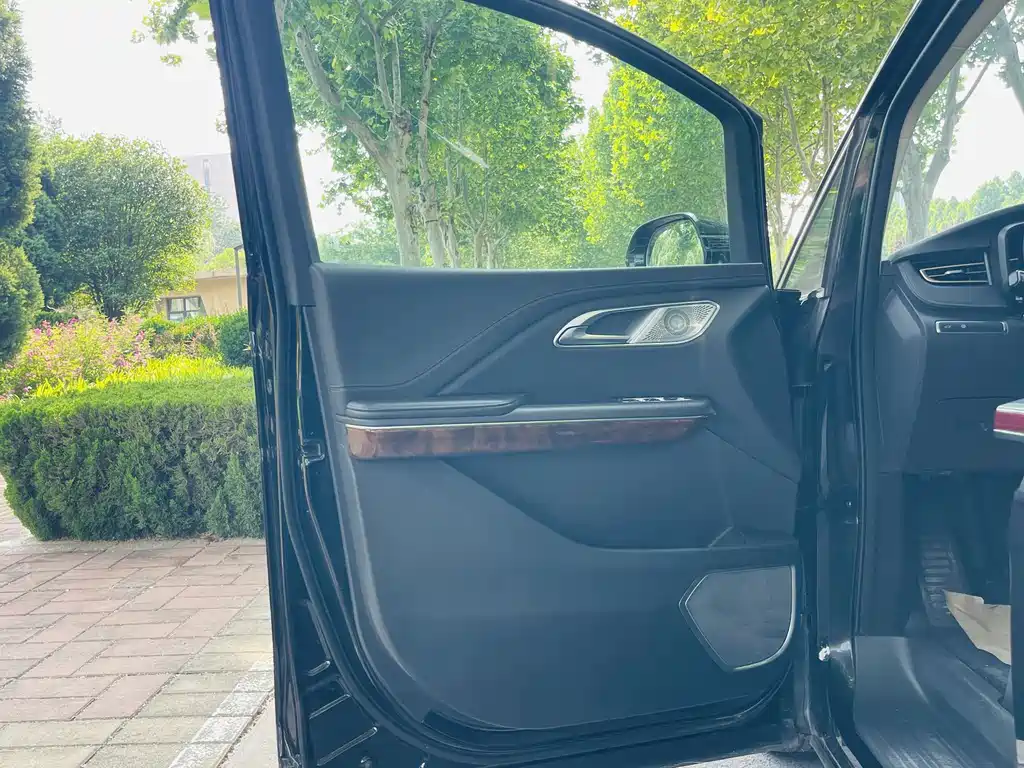 Hongqi HQ9 2023 2.0T