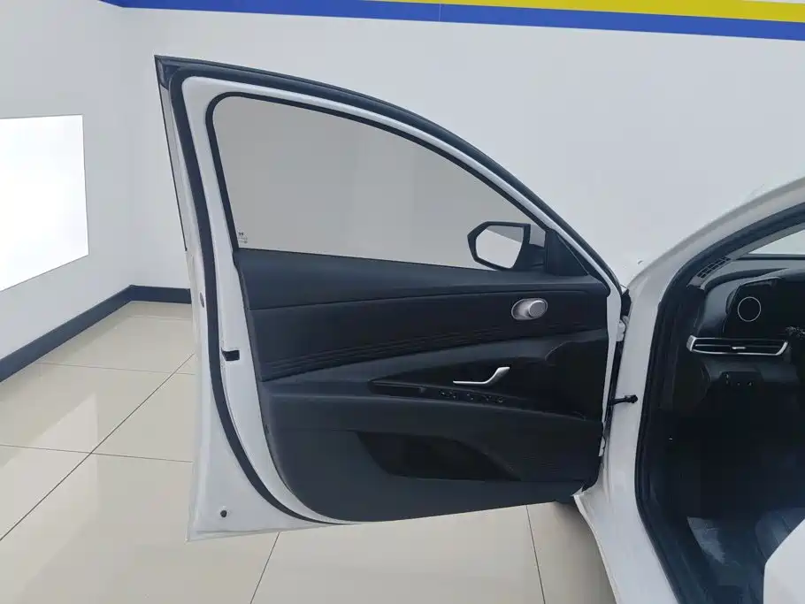 Hyundai Elantra — миниатюра 7
