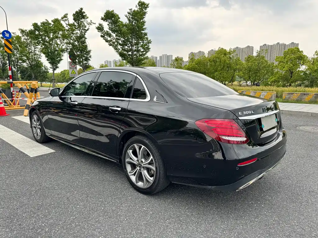 Mercedes-Benz E-Class — миниатюра 6