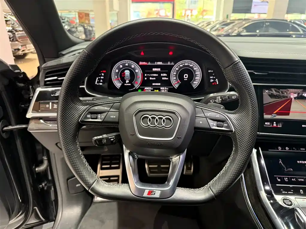 AUDI Q8