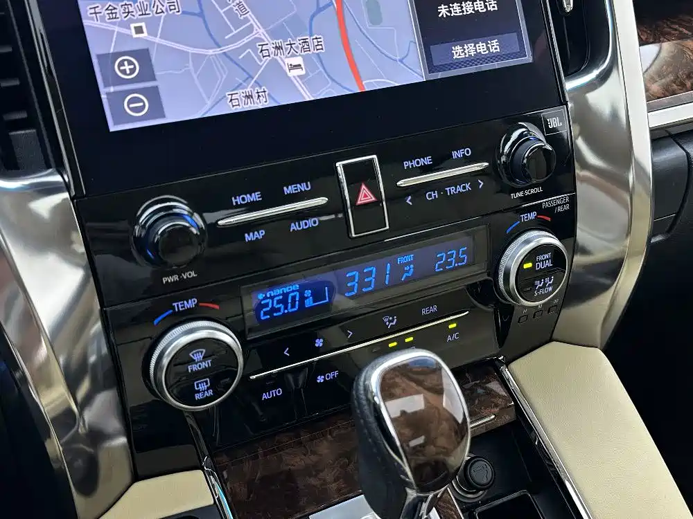 Toyota Alphard — миниатюра 18