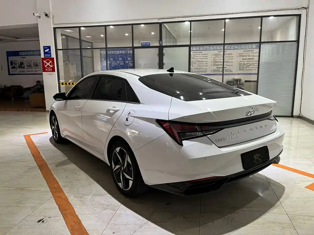 HYUNDAI ELANTRA