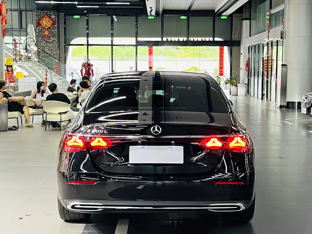 Mercedes-Benz E-Class — миниатюра 8