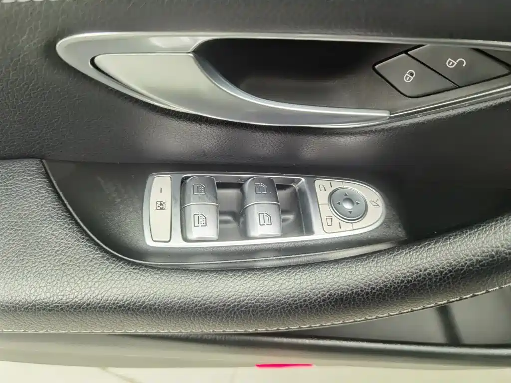 Mercedes-Benz E-Class — миниатюра 9