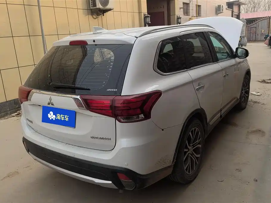 MITSUBISHI OUTLANDER