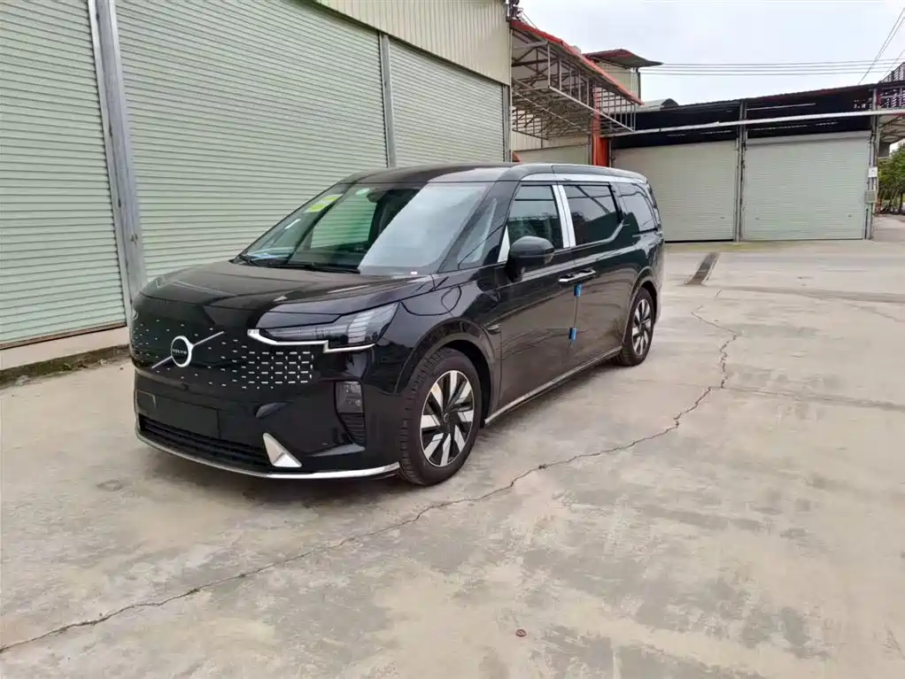 Volvo EM90 2026